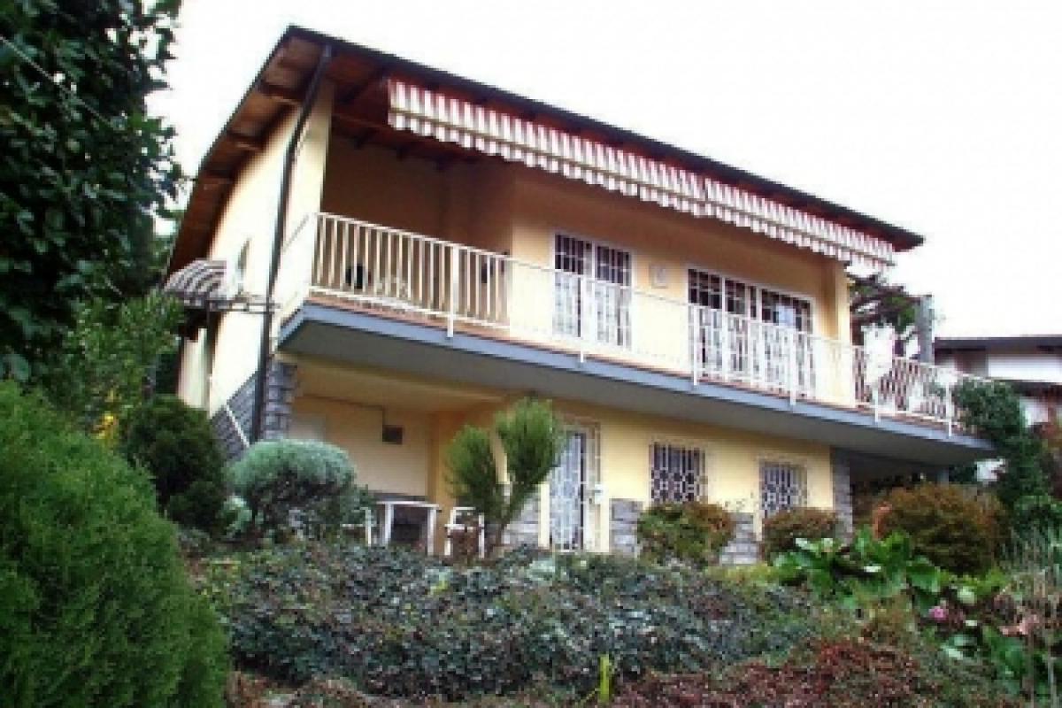 Außenansicht des Hauses, von unten den Hang hinauf