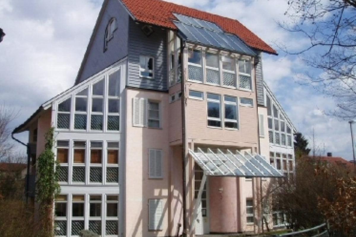 Außenansicht mit viel Glasflächen